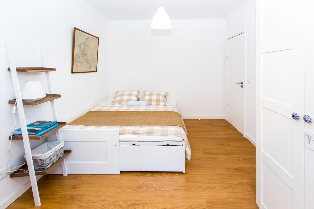 Belem! Charming 2 Bedroom Apartment W Terrace, Wifi & Free Street Parking Lisbon Exterior photo
